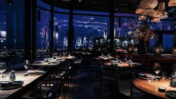 2 restaurantes; se sirve almuerzo y cena; cocina japonesa