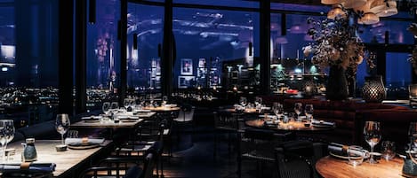 2 restaurantes; se sirve almuerzo y cena; cocina japonesa