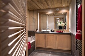 Free toiletries, hair dryer, towels - CGH Residence Boutique les Chalets de Léana (Araches-la-Frasse)