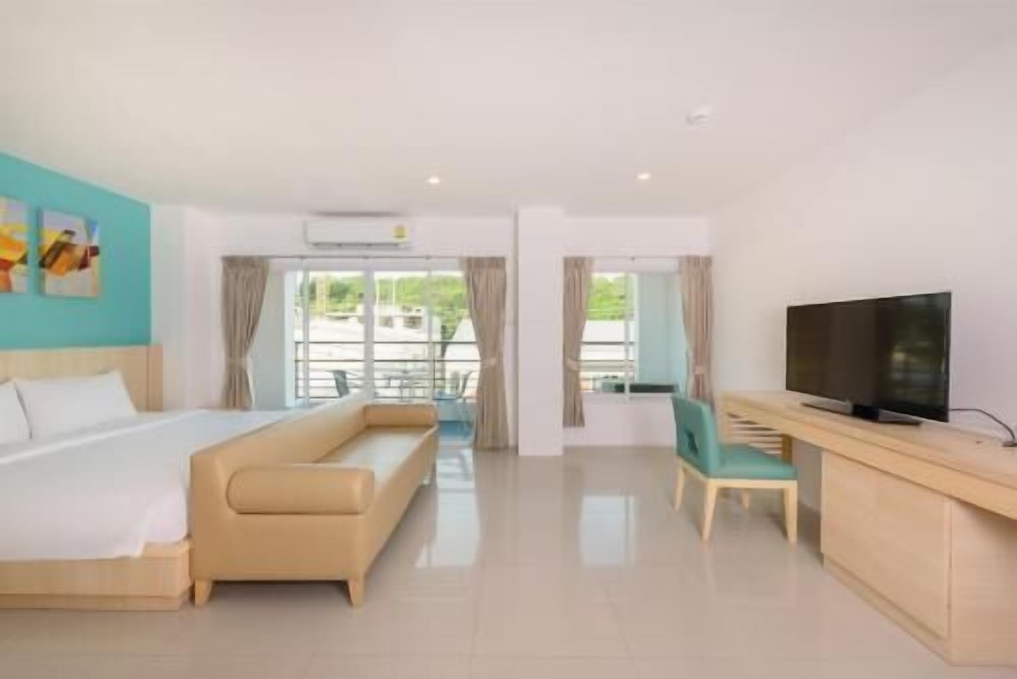 In-room safe, desk, free WiFi