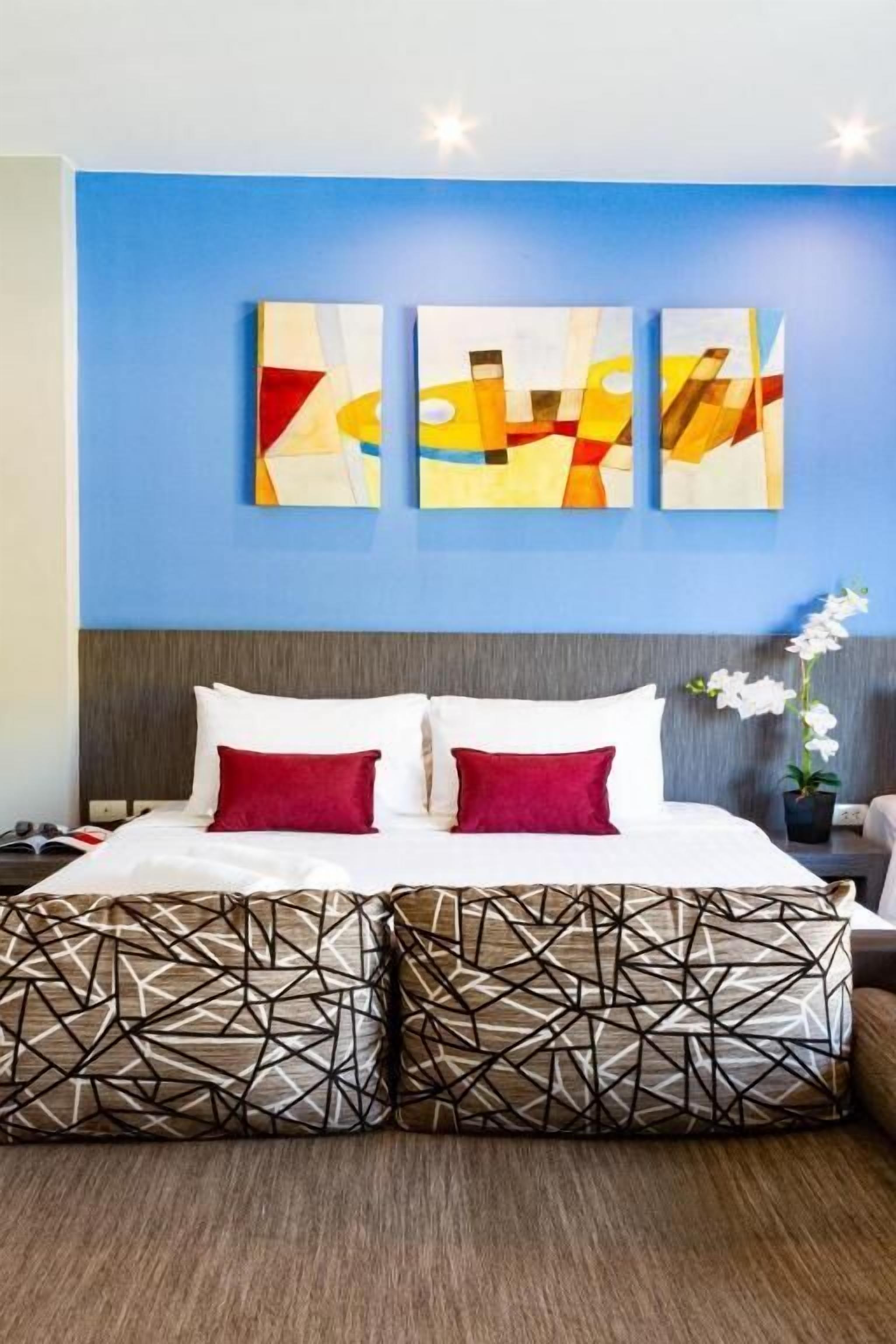 Peti besi dalam bilik, meja, Wi-fi percuma 