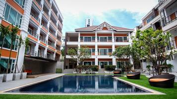 Façana frontal de l'allotjament (vespre/nit)