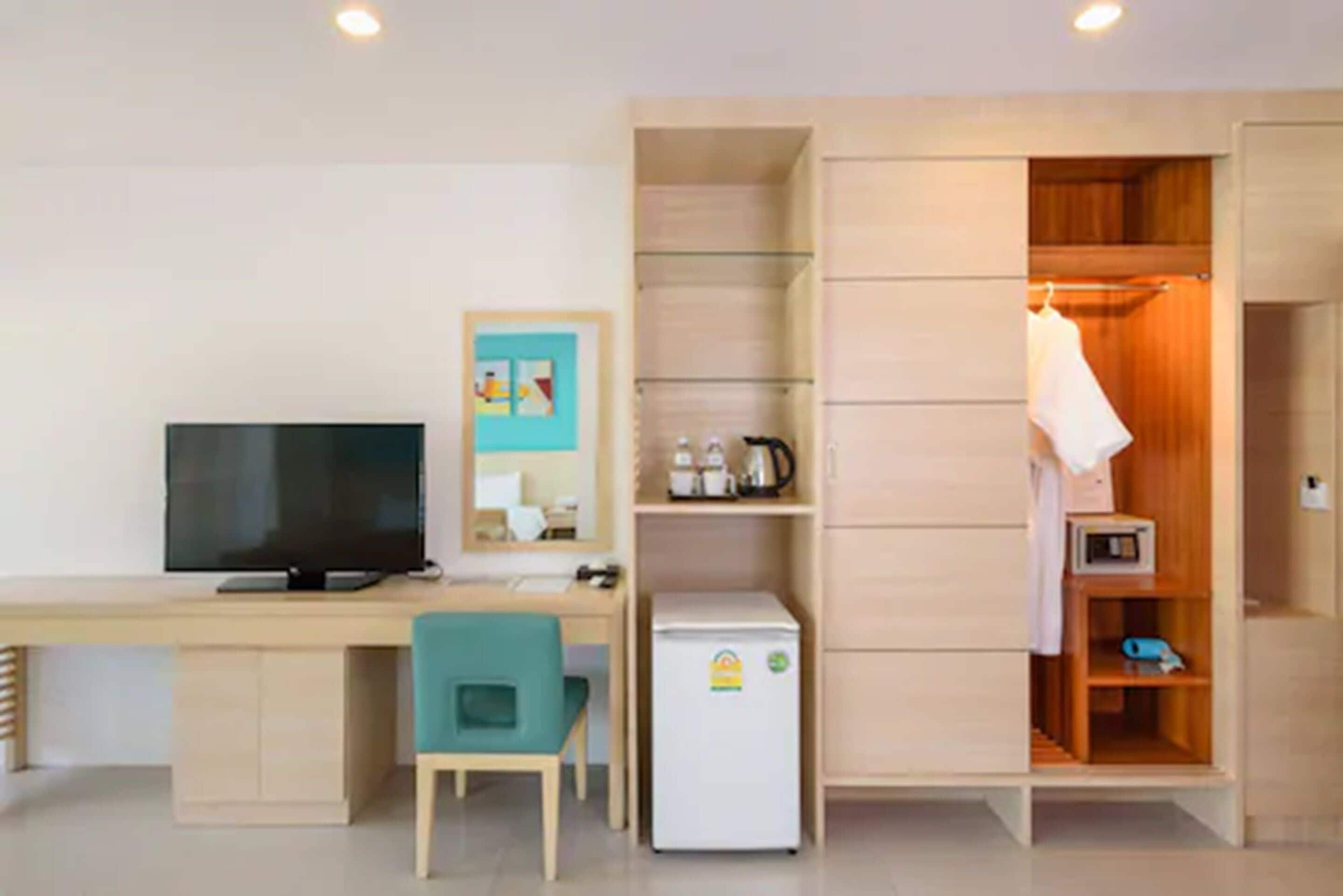 premier king | in-room safe, desk, free wifi