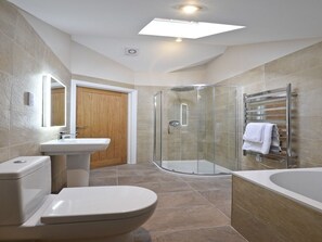 Superior Double Room, Ensuite (views of pendle) | Bathroom - The 3 Millstones Inn (Clitheroe)