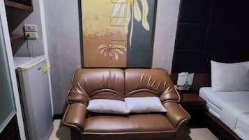 Minibar, escritorio, wifi gratis y ropa de cama