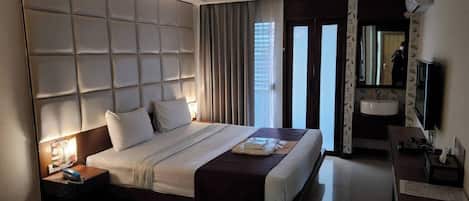 Deluxe Double Room | Minibar, desk, free WiFi, bed sheets