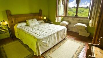 Standaard tweepersoonskamer | Een bureau, verduisterende gordijnen, gratis babybedden, extra bedden