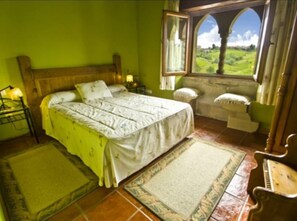 Quarto casal standard | Escrivaninha, cortinas blackout, berços grátis