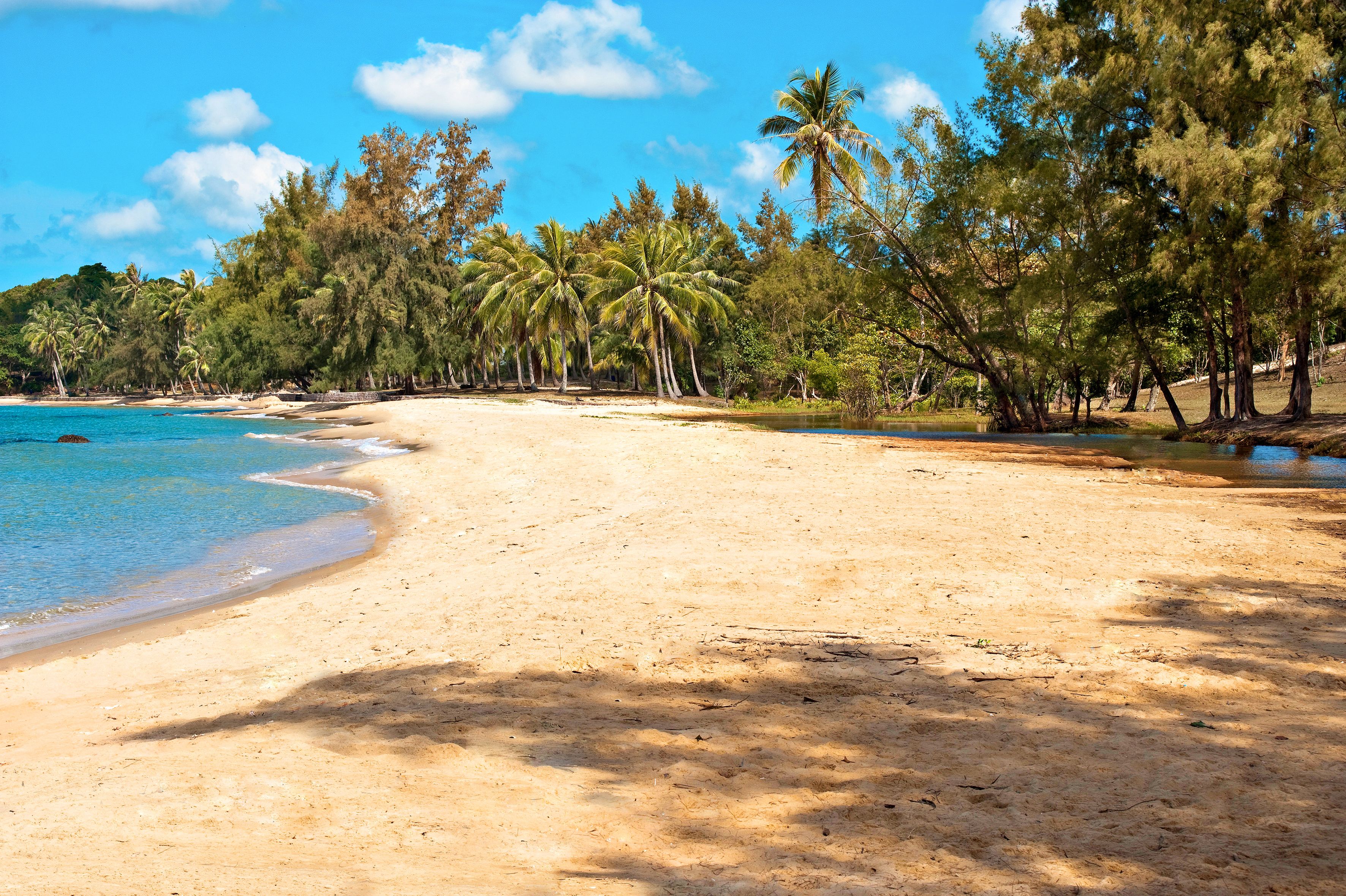 private beach nearby, free beach shuttle, sun-loungers, beach umbrellas