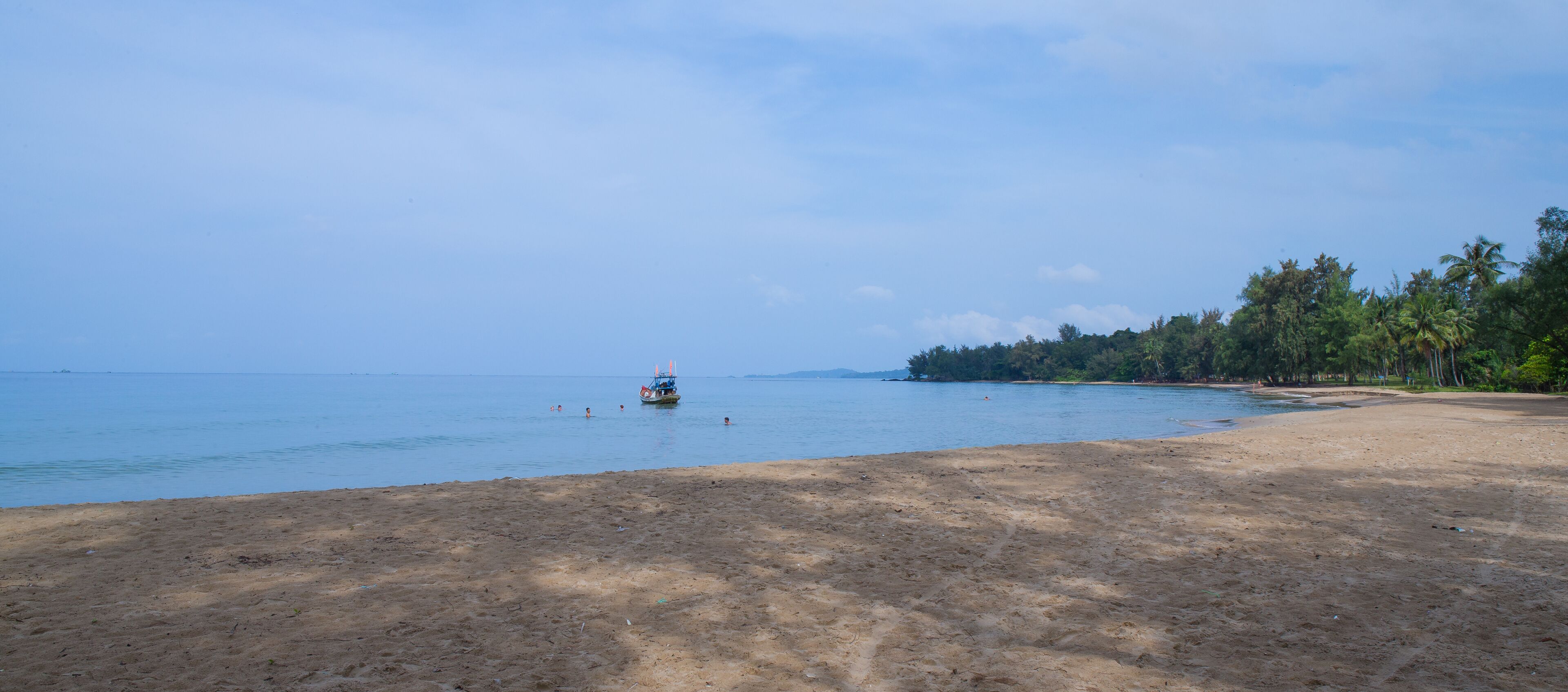 private beach nearby, free beach shuttle, sun-loungers, beach umbrellas
