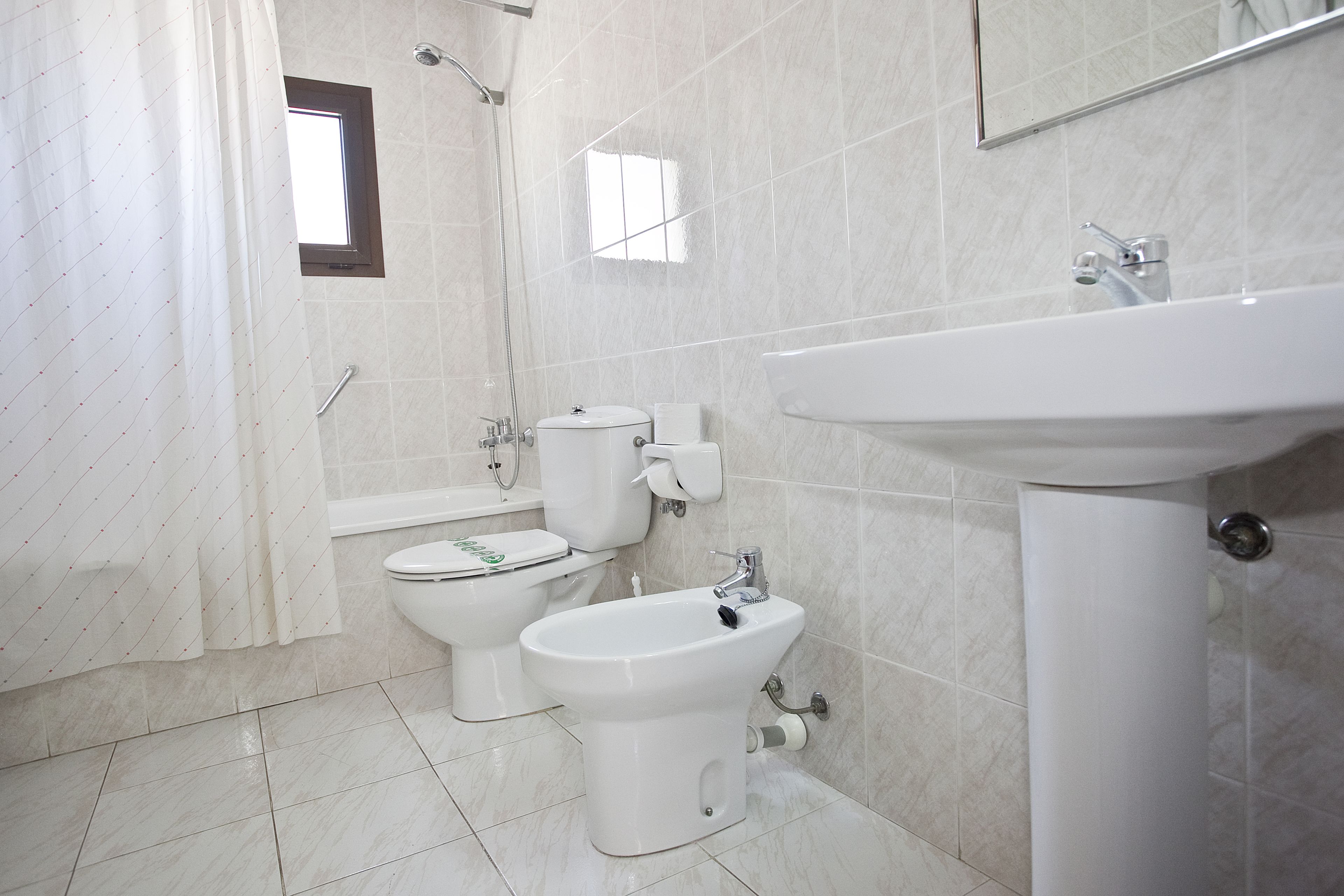 bathtub, free toiletries, towels