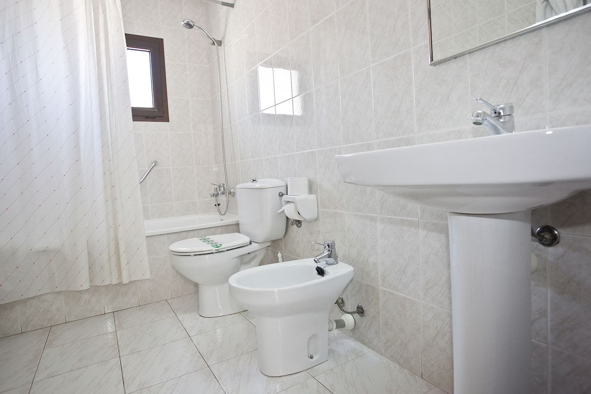 bathtub, free toiletries, towels