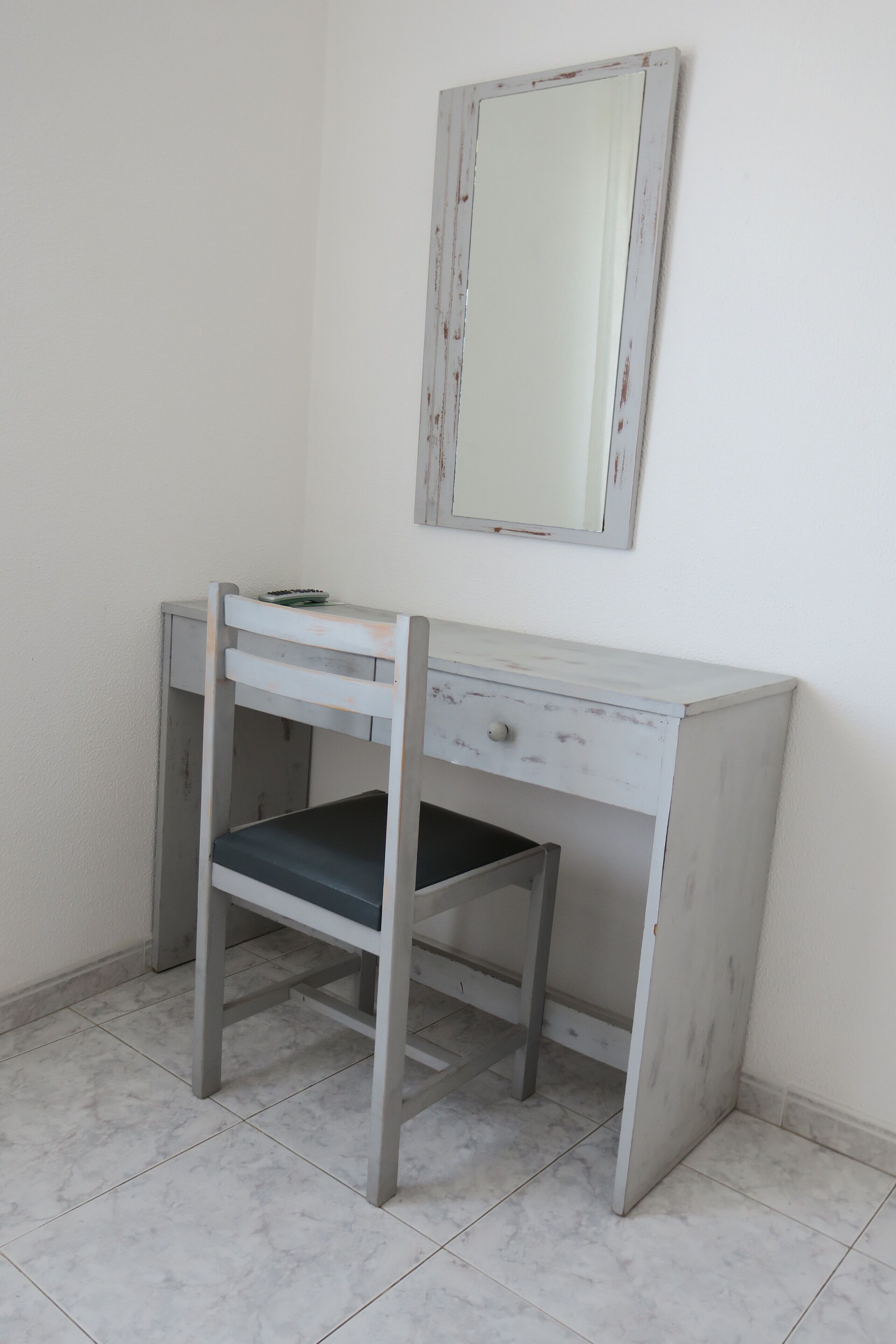 Desk, free cots/infant beds, free WiFi, bed sheets