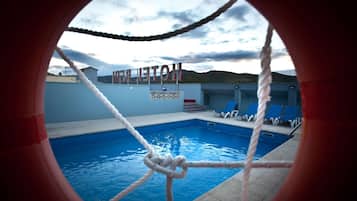 Piscine extérieure (ouverte en saison), chaises longues