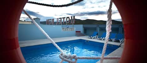 Außenpool (je nach Saison geöffnet), Liegestühle