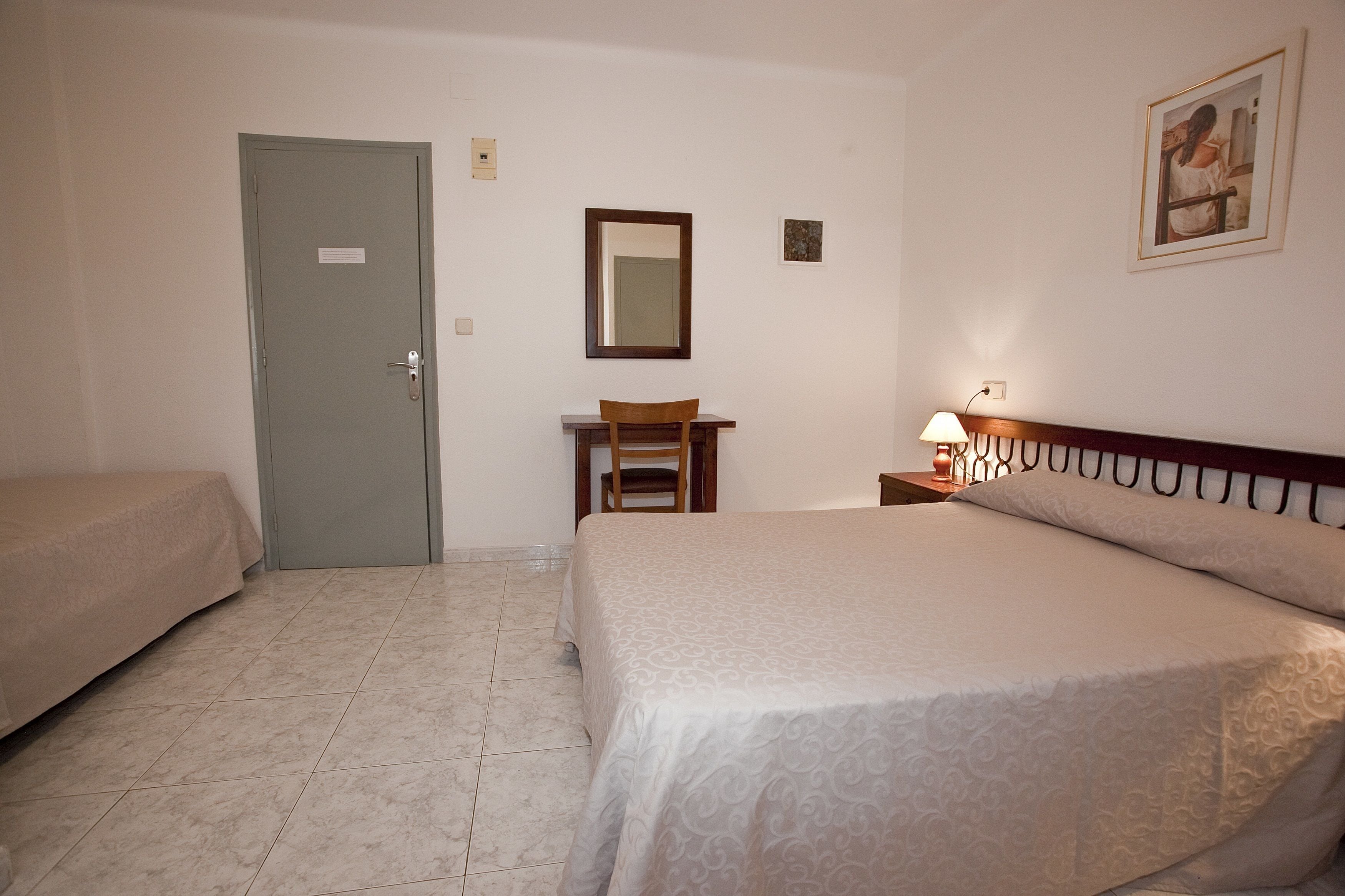 triple room | desk, free cots/infant beds, free wifi, bed sheets