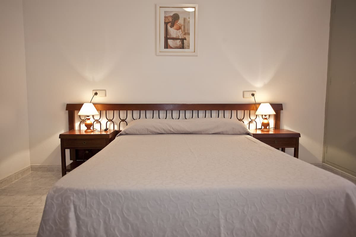 desk, free cots/infant beds, free wifi, bed sheets