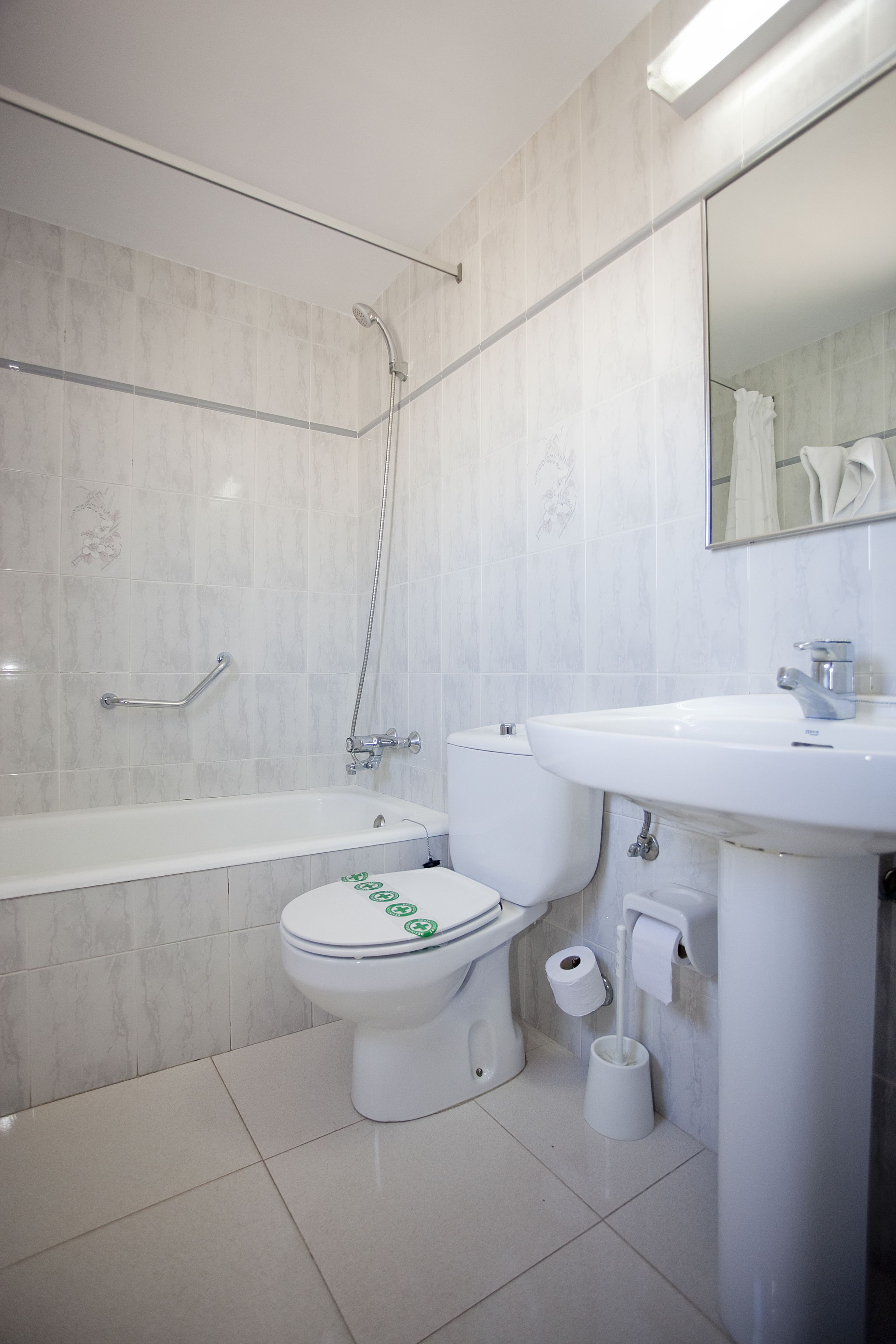 bathtub, free toiletries, towels