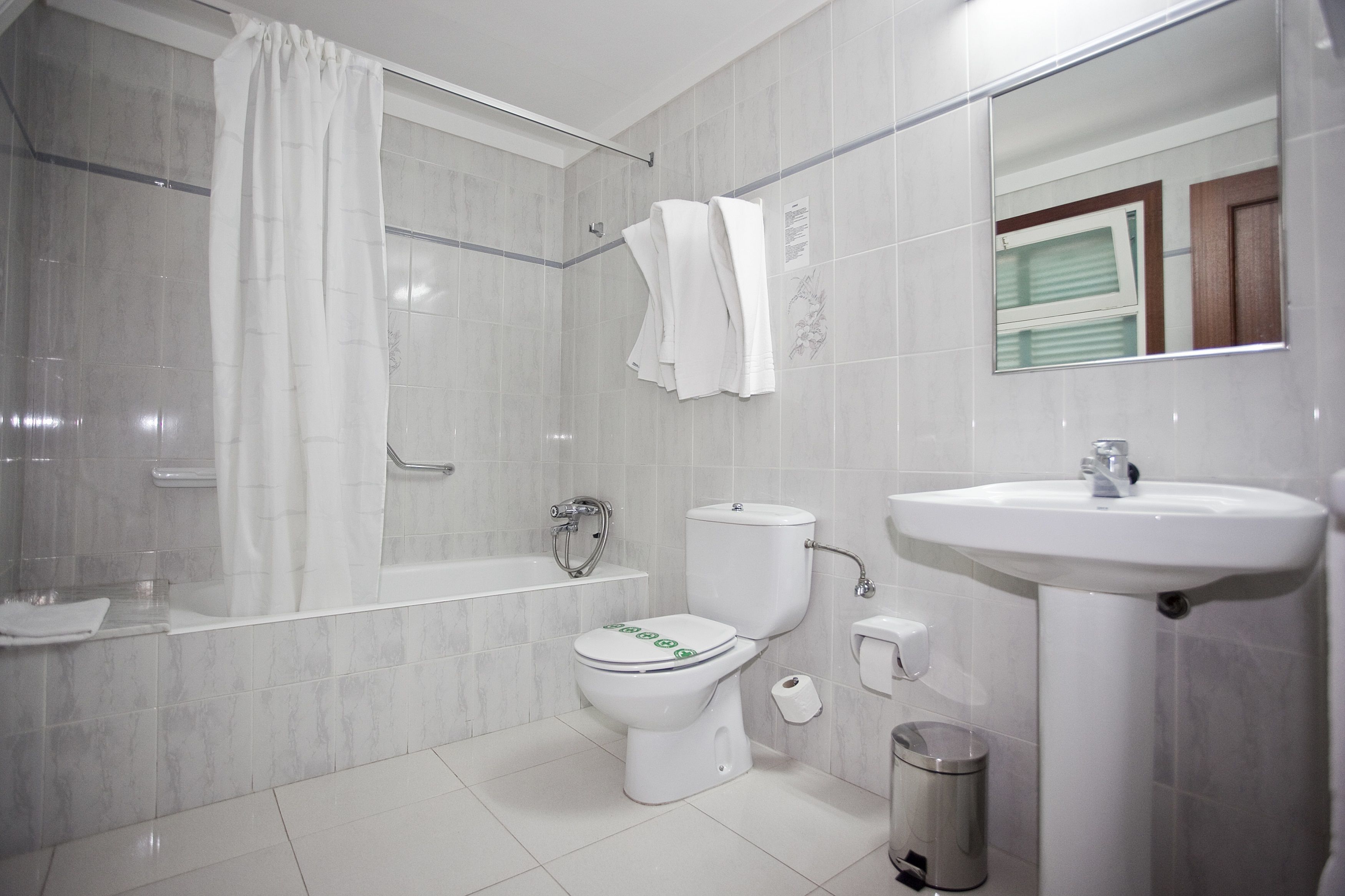 bathtub, free toiletries, towels