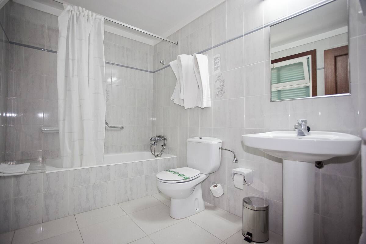 bathtub, free toiletries, towels