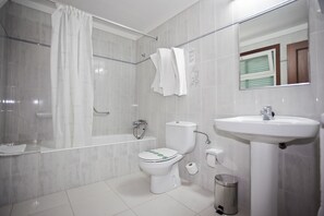 Baignoire, articles de toilette gratuits, serviettes fournies