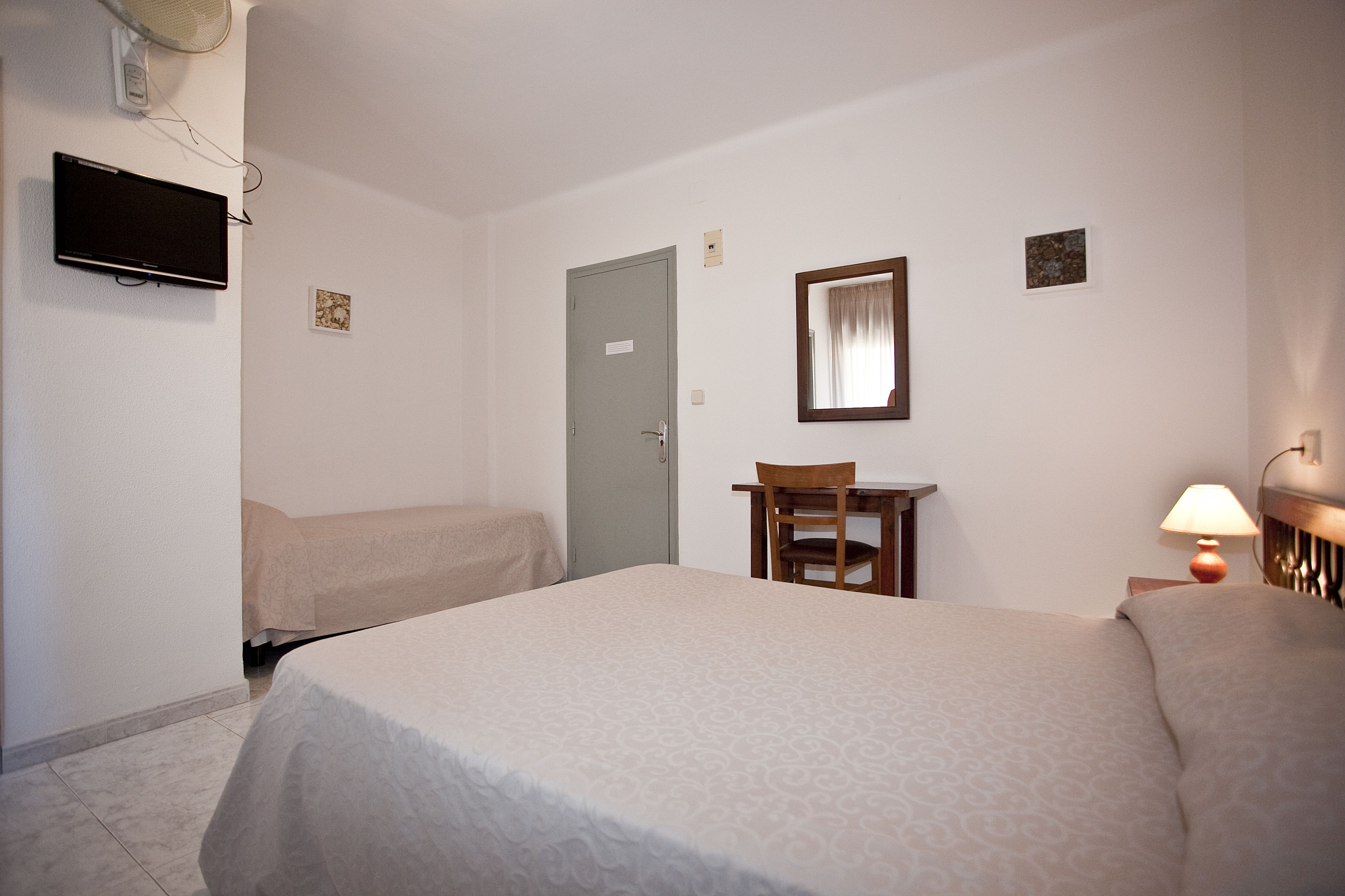 triple room | desk, free cots/infant beds, free wifi, bed sheets