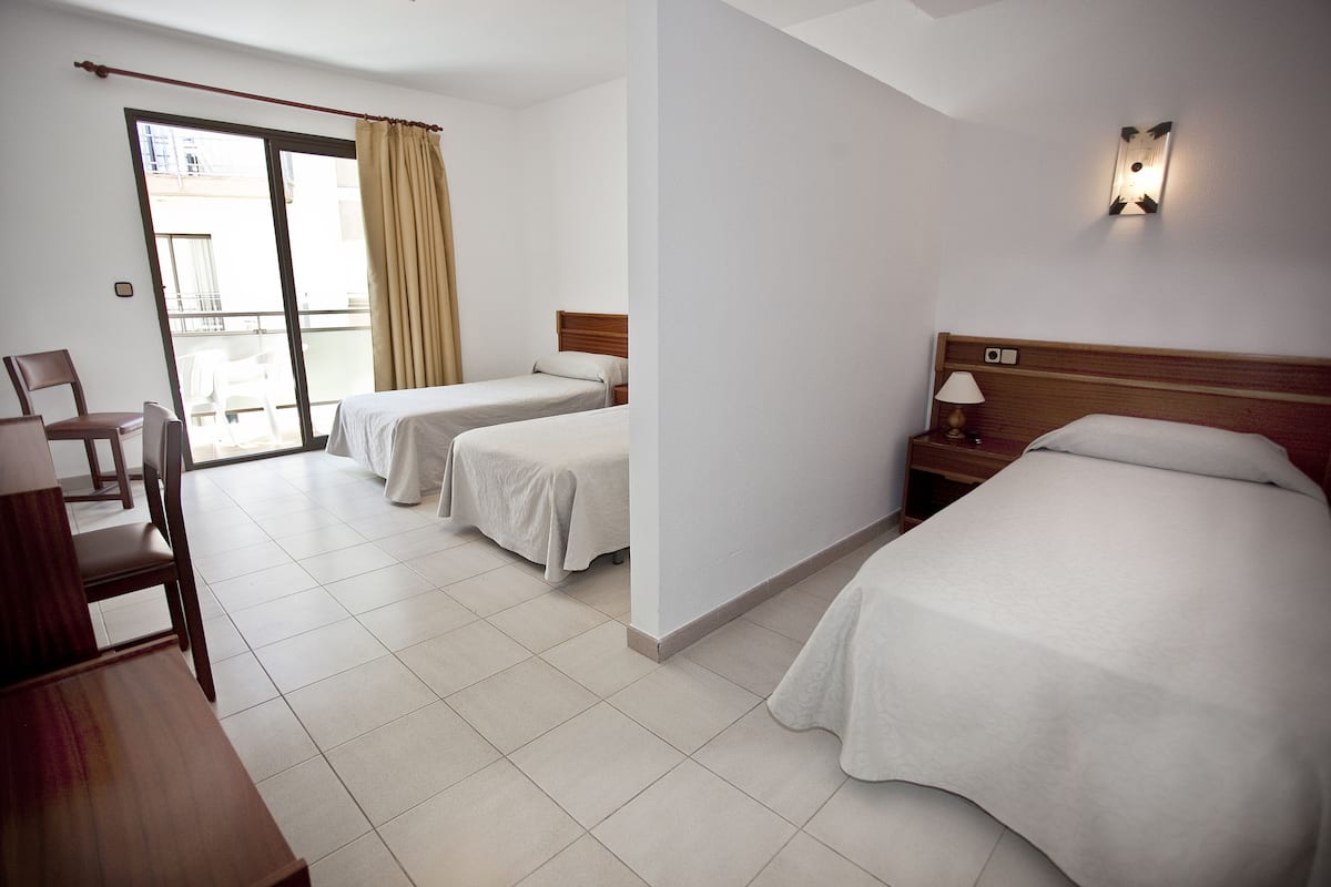 desk, free cots/infant beds, free wifi, bed sheets