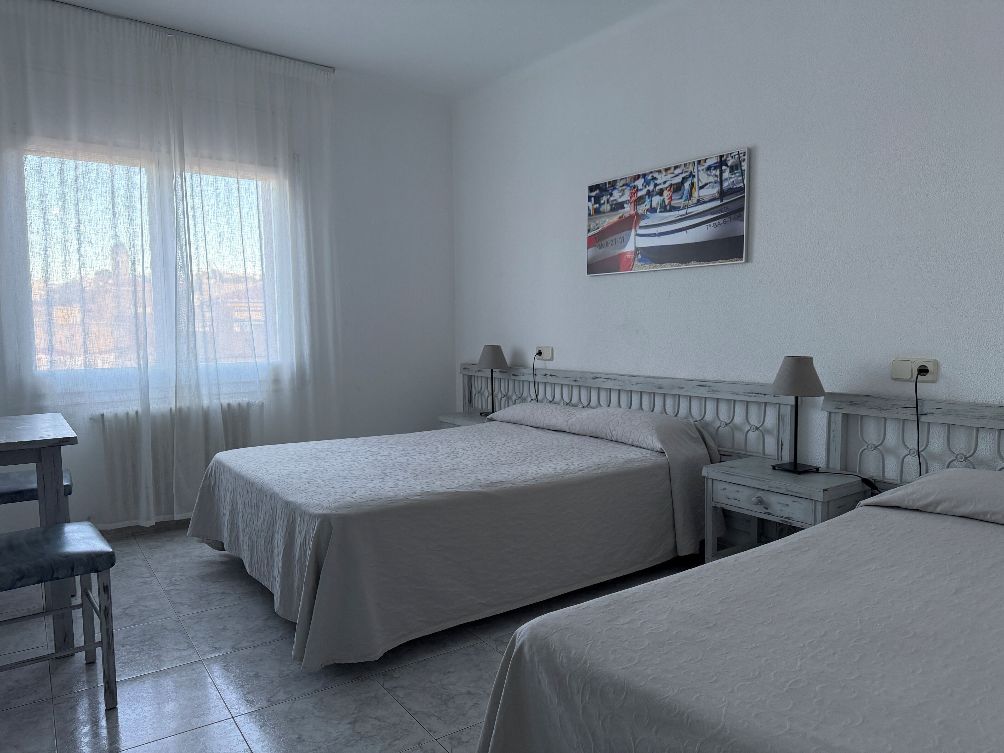 Triple Room | Desk, free cribs/infant beds, free WiFi, bed sheets