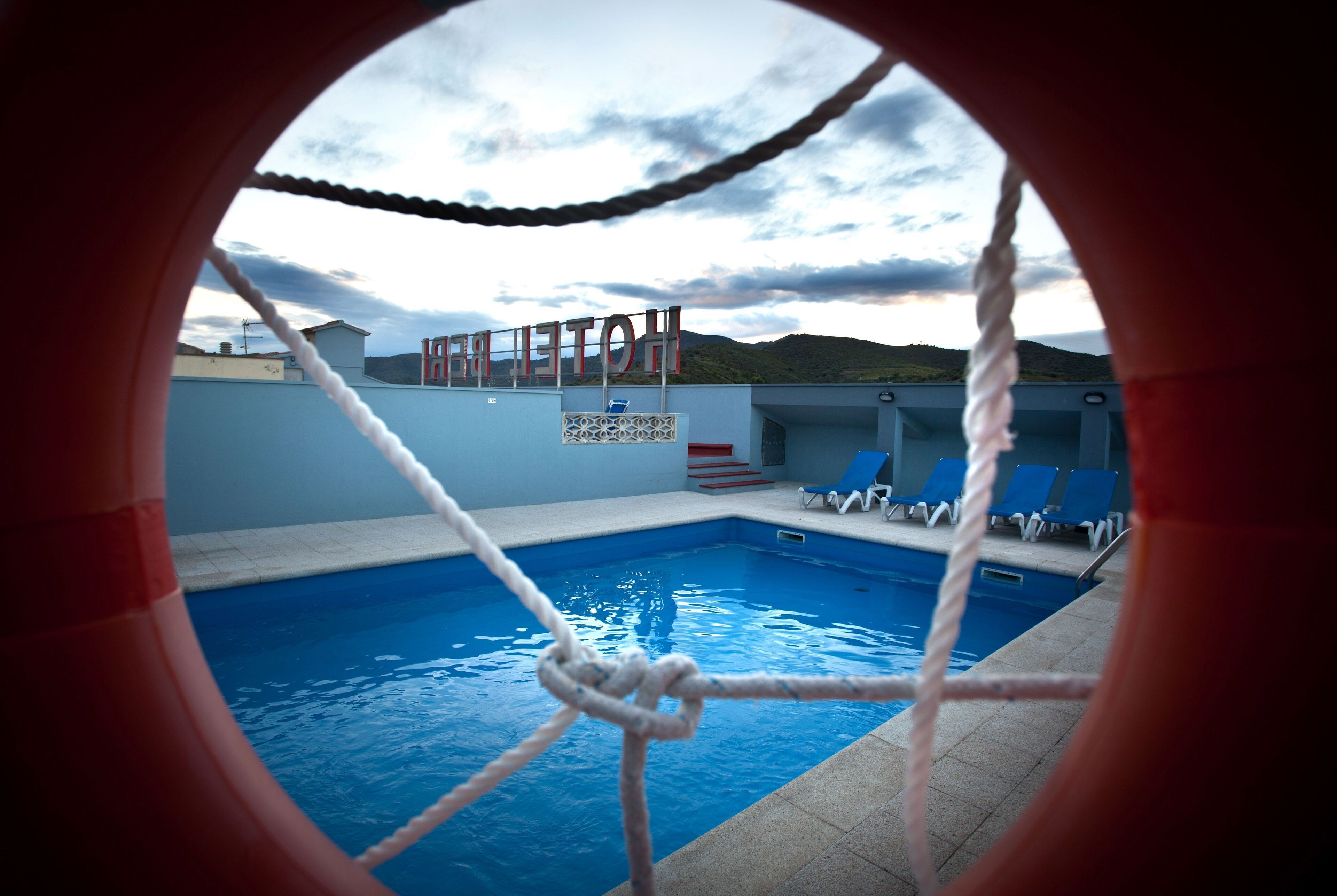 季節限定屋外プール、営業時間 10:00 ～ 21:00、サンラウンジャー