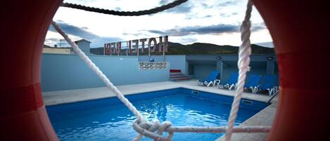 Außenpool (je nach Saison geöffnet), Liegestühle