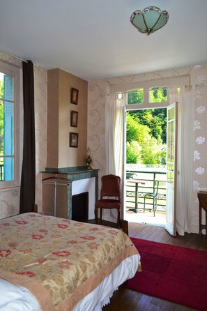 Triple Room (Chambre 1) | Individually decorated, individually furnished, iron/ironing board - Maison Esmeralda (Biert)
