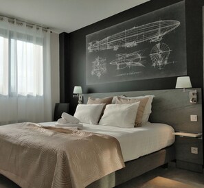 Double Room | Premium bedding, desk, soundproofing, iron/ironing board - L'Aérogare (Nazelles-Negron)
