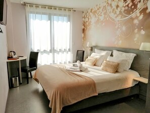 A hotel room with a bed, a desk, and a chair. - L'Aérogare (Nazelles-Negron)