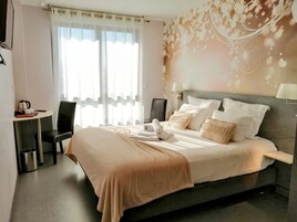 Quarto casal standard | Roupas de cama premium, escrivaninha, quartos à prova de som