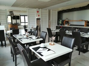 Daily continental breakfast for a fee - L'Aérogare (Nazelles-Negron)