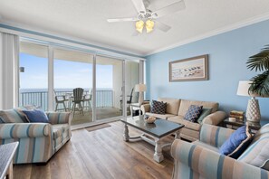 Apartamento, 2 habitaciones, vistas al mar (2104) | Zona de estar | Televisión de 50 pulgadas con canales por cable, además de Netflix, Hulu