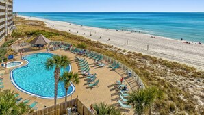 Een resort met zwembad, strand en uitzicht op de oceaan.