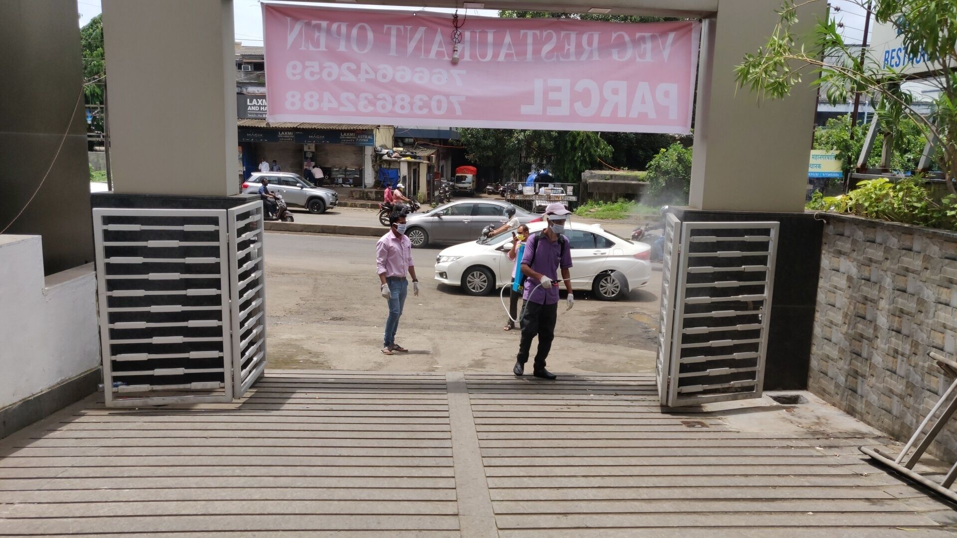 A gated entrance with a banner reading "VEC RESTAURANTE TOSTECSEBRAS PARECER".