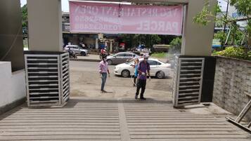 A gated entrance with a banner reading "VEC RESTAURANTE TOSTECSEBRAS PARECER".