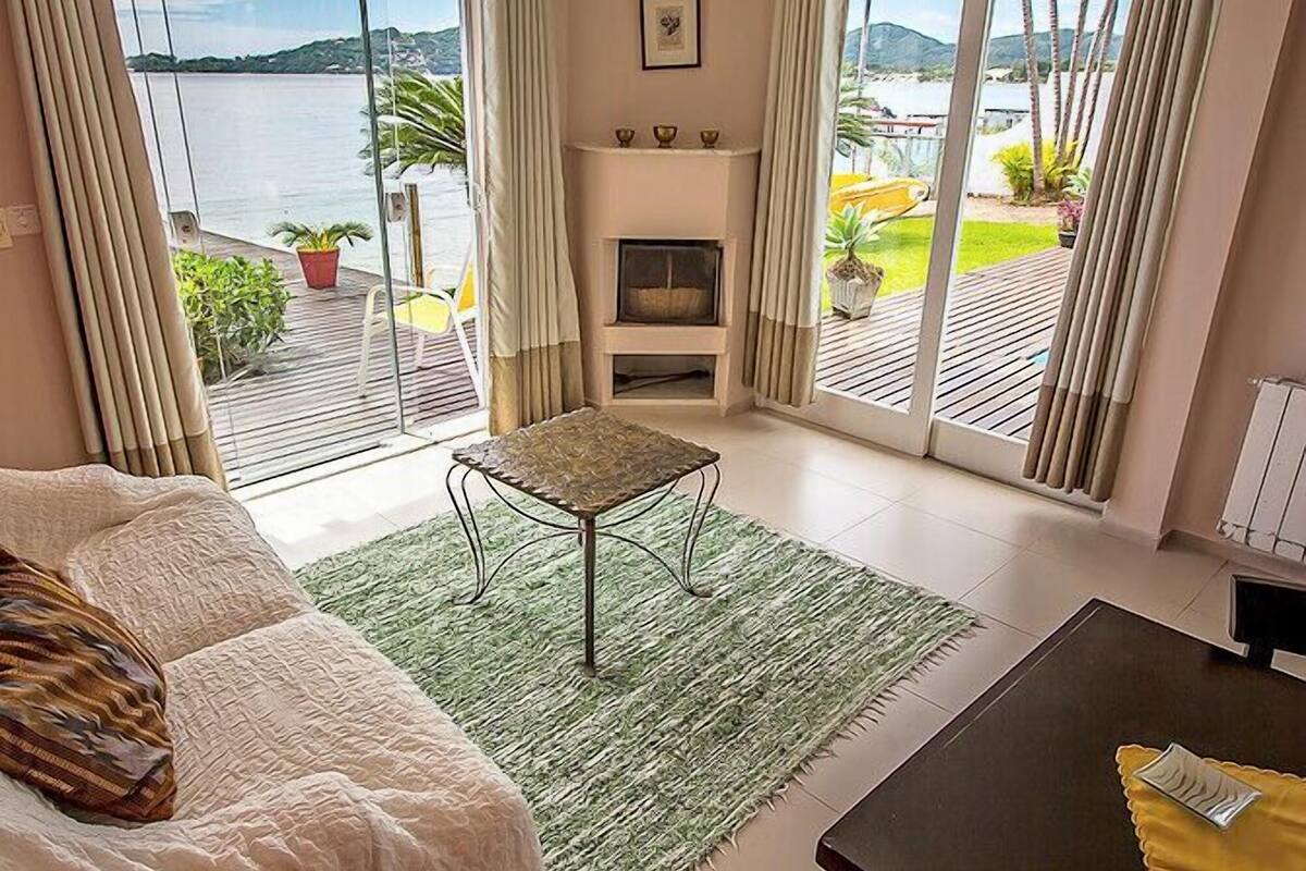 Deluxe appartement, bubbelbad, uitzicht op lagune | Woonkamer | Flatscreentelevisie
