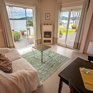 Deluxe-Apartment, Whirlpool, Blick auf die Lagune | Wohnzimmer | Flachbildfernseher