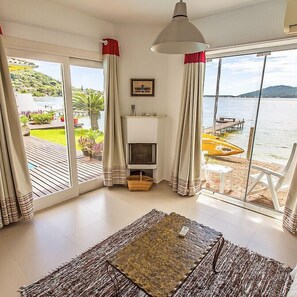 Suite (Lagoa) | Caja de seguridad en la habitación y decoración personalizada