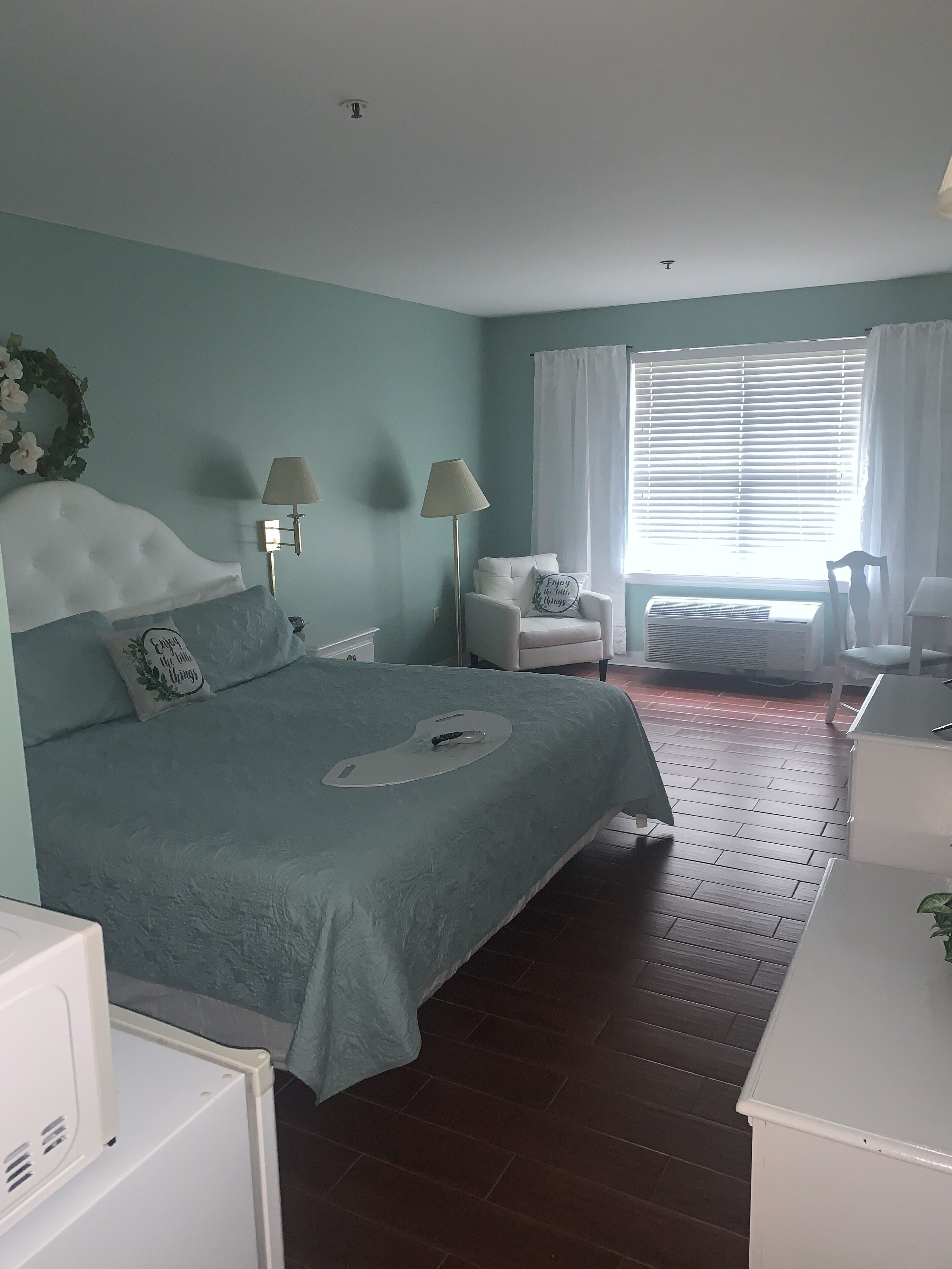 standard room, 1 king bed, city view | 1 bedroom, desk, iron/ironing board, free wifi