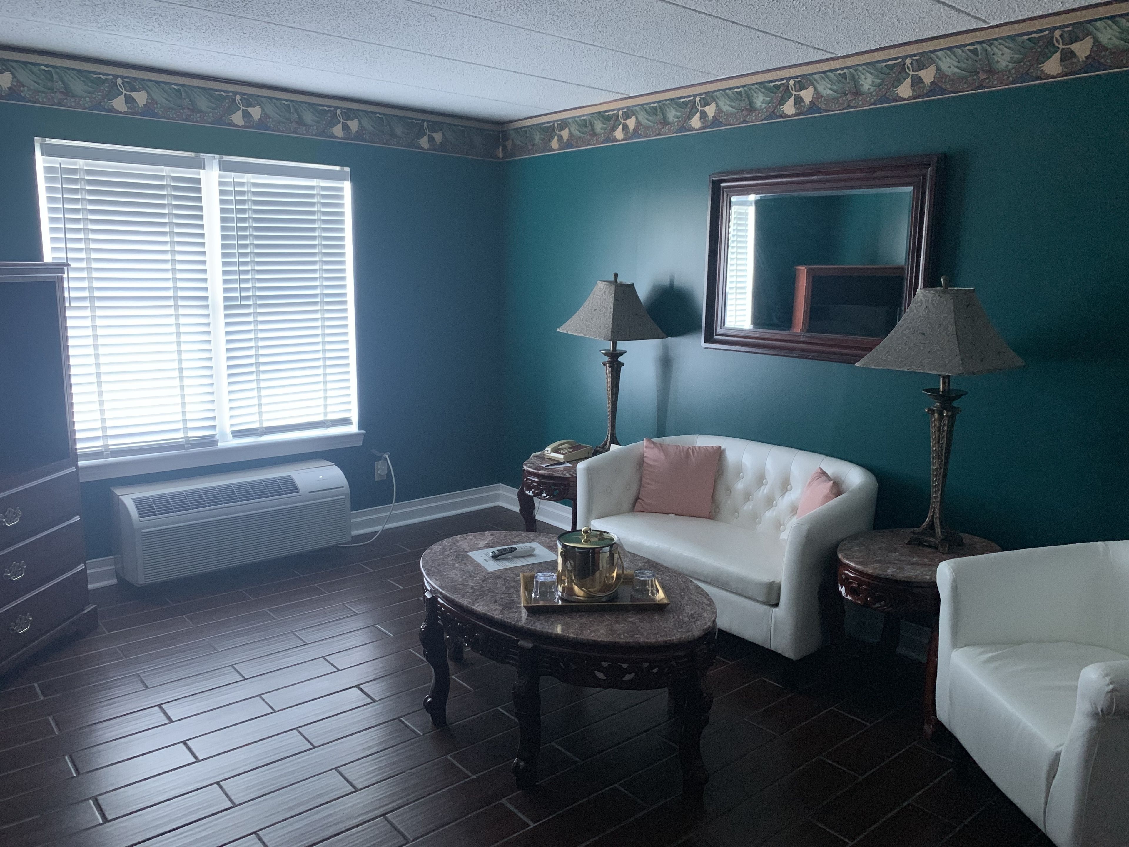 deluxe suite, 1 bedroom, river view | living room | 32-inch flat-screen tv with cable channels, tv