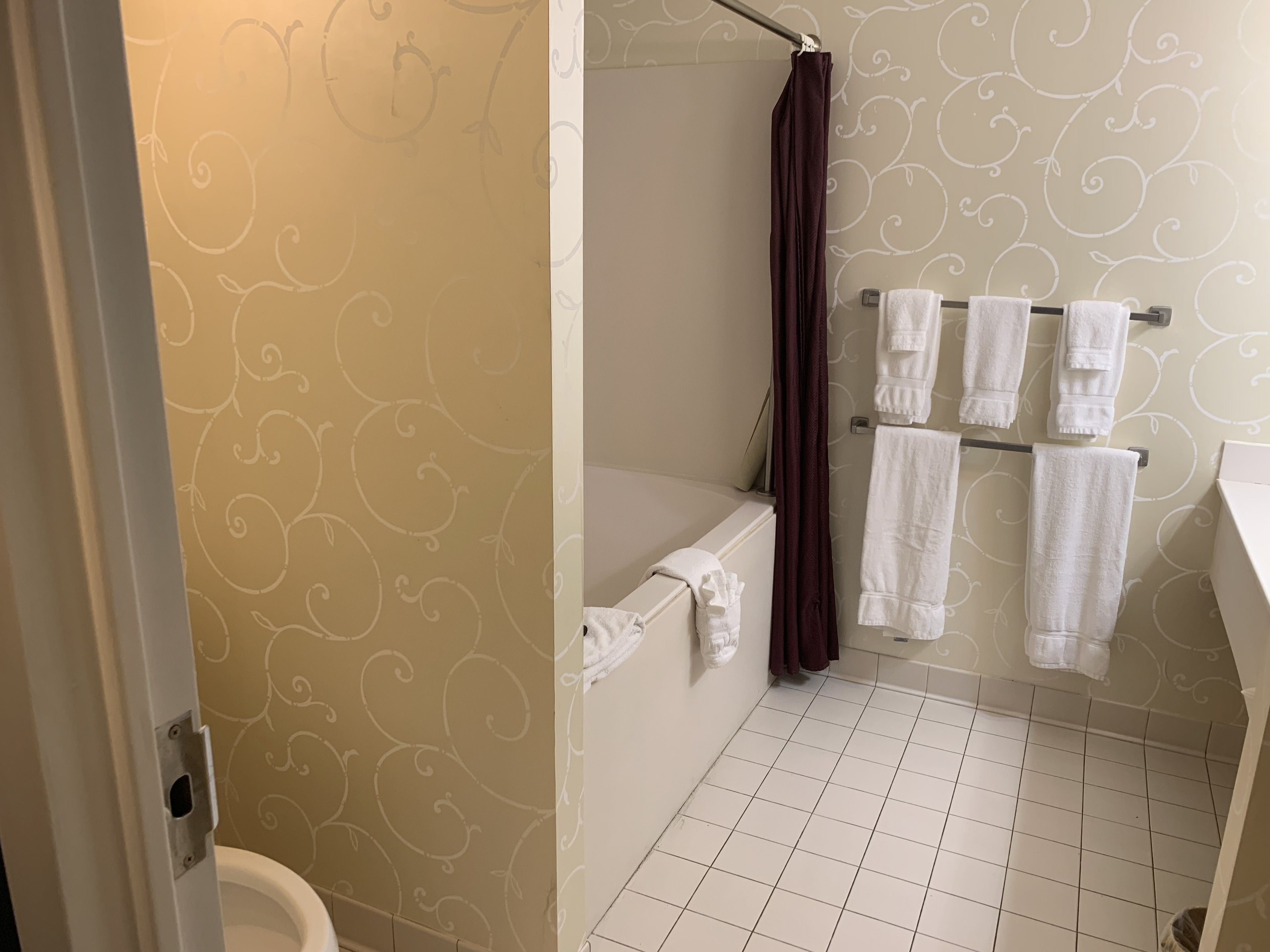 deluxe suite, 1 bedroom, river view | bathroom | combined shower/bathtub, free toiletries, hair dryer, towels