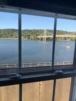 标准房, 1 张特大床, 河景 | 客房景观