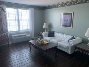 Suite Deluxe, 1 habitación, vistas al río | Zona de estar | Televisión de pantalla plana de 32 pulgadas con canales por cable