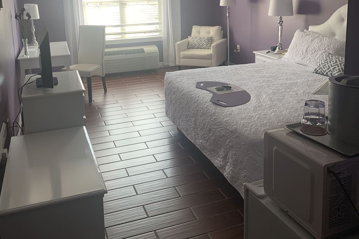 Standard Room, 1 King Bed, City View | Desk, iron/ironing board, WiFi (free), bed sheets
