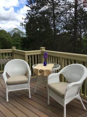 Habitación superior, 1 cama de matrimonio grande, balcón, vistas al jardín (Whispering Pines) | Balcón