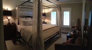 Habitación romántica, 1 cama King size, baño privado, vista al jardín (Deer Trail) | Ropa de cama de alta calidad, camas con pillow-top y escritorio